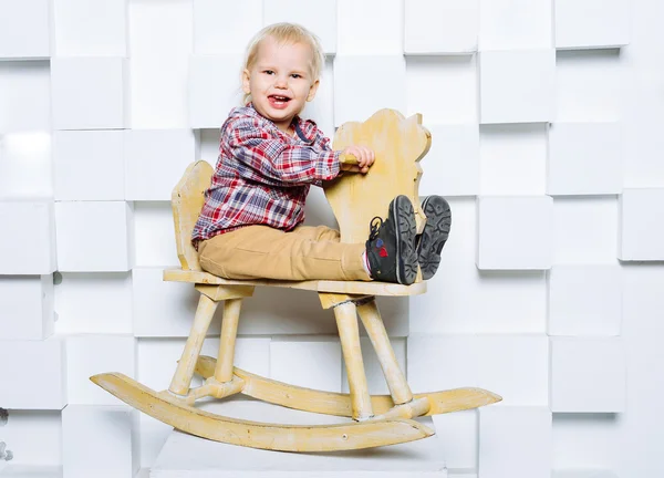 Kind op het speelgoed paard rijden — Stockfoto