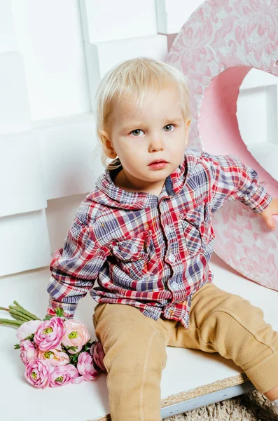 Criança sentada no chão — Fotografia de Stock
