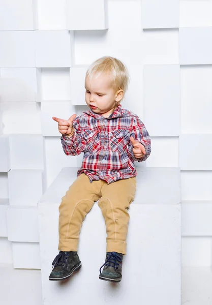 Niño sentado en el cubo — Foto de Stock