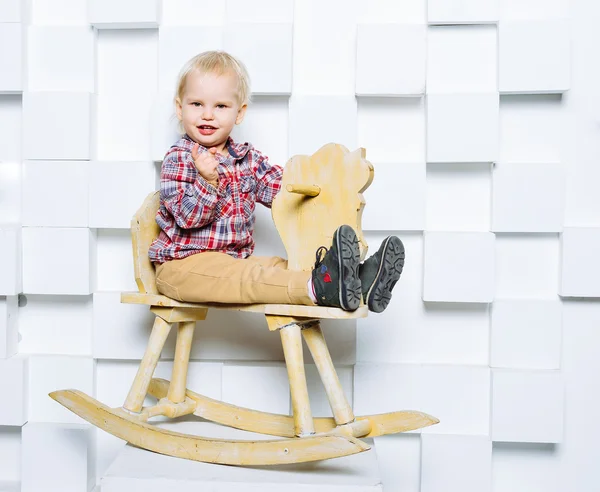 Barn ridning på leksak hästen — Stockfoto