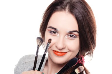 Kadın holding farklı makyaj fırçaları