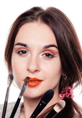 kadın makyaj fırçaları ile