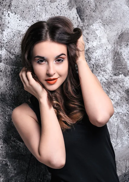 Fashion portrait of young woman — Stock Photo, Image