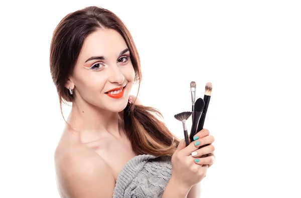 Femme tenant différentes brosses de maquillage — Photo