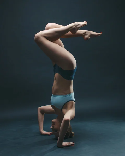 Jeune femme faire du yoga — Photo