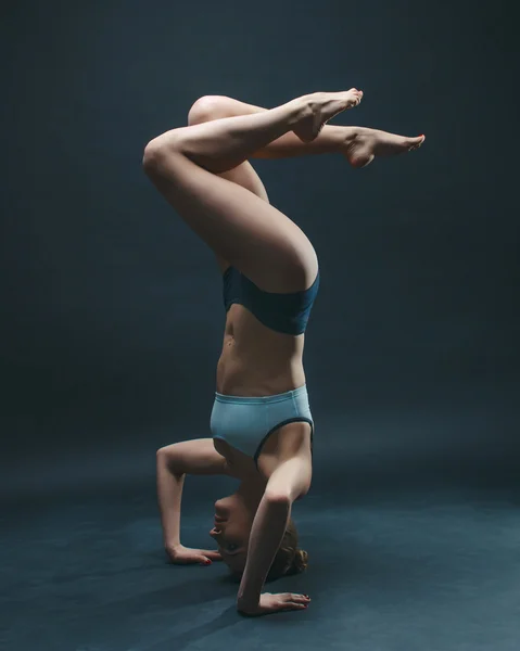 Junge Frau macht Yoga — Stockfoto