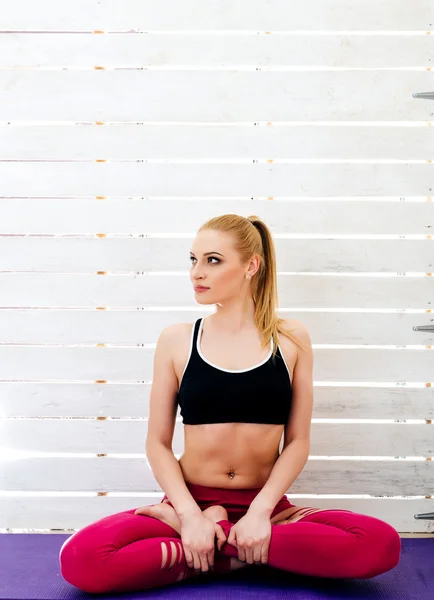 Donna che fa yoga — Foto Stock