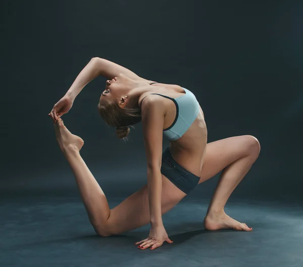 Giovane donna fare yoga — Foto Stock