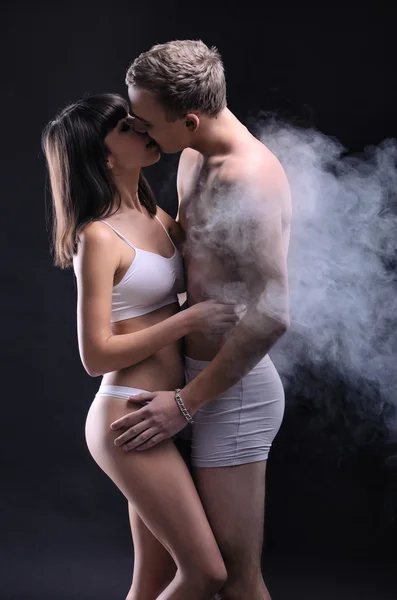 Sexy casal no escuro — Fotografia de Stock