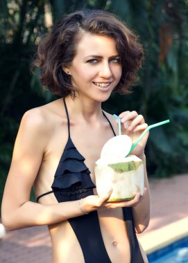 Kadın içecekler Hindistan cevizi