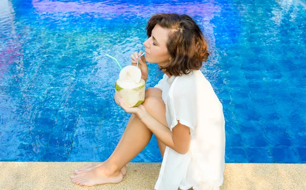 Mujer con coco fresco — Foto de Stock