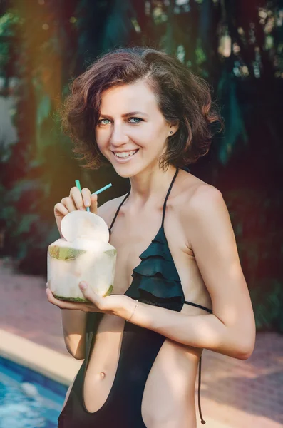 Frau trinkt frische Kokosnuss — Stockfoto