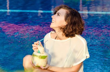 Taze hindistan cevizi kadınla