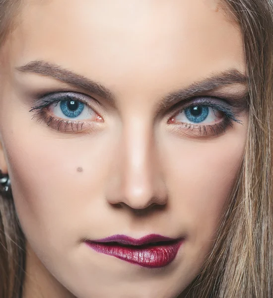 Jonge model met make-up — Stockfoto