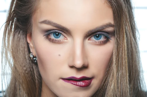 Junges Model mit Make-up — Stockfoto