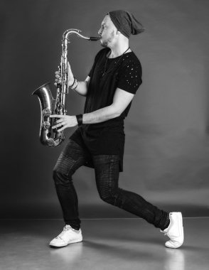 Genç şık saksofoncu