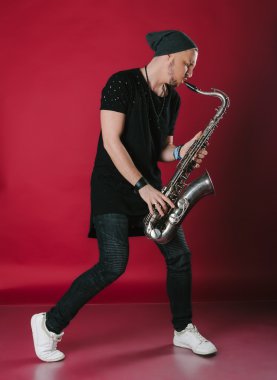 Genç şık saksofoncu