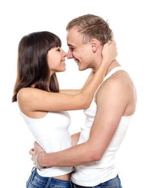 mutlu çift kucaklayan 