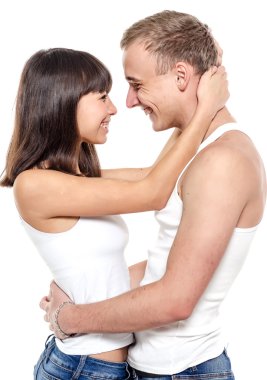 mutlu çift kucaklayan 