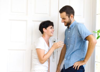 Bir erkek bir kızla şakalar