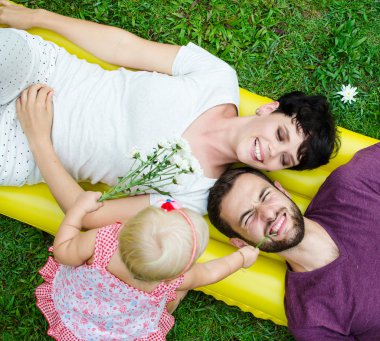 küçük mutlu bir aile
