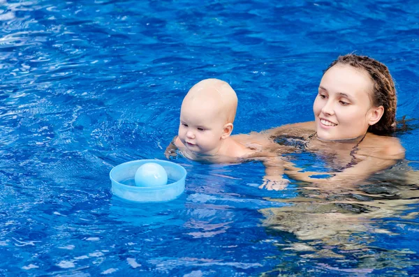 Bebé en la piscina — Foto de Stock