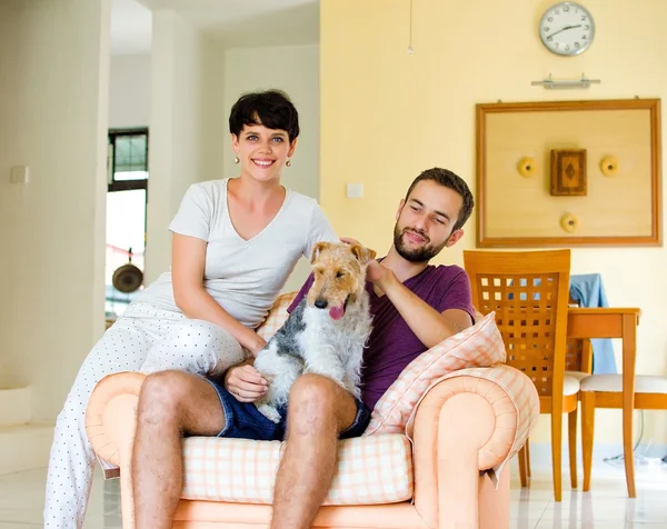 Kleine familie en hond — Stockfoto