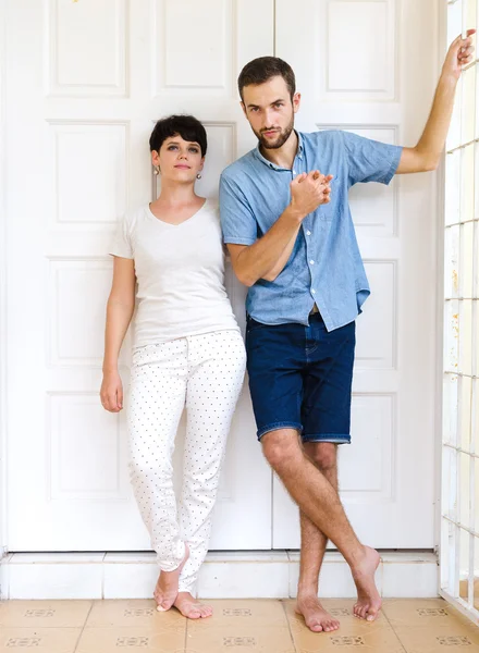 Para w pobliżu ich domu drzwi — Zdjęcie stockowe