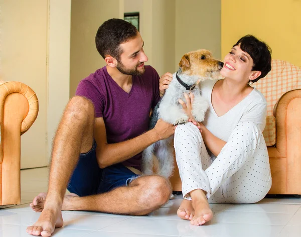 Kleine familie en hond — Stockfoto