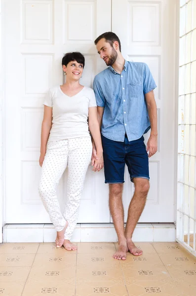 Paar in de buurt van hen deur huis — Stockfoto