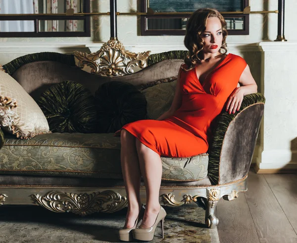 Hermosa mujer en vestido rojo —  Fotos de Stock