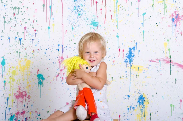 Litet barn med favorit docka — Stockfoto