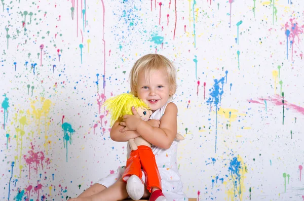 Niño pequeño con muñeca favorita — Foto de Stock