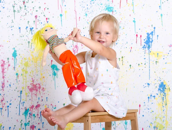 Litet barn med favorit docka — Stockfoto