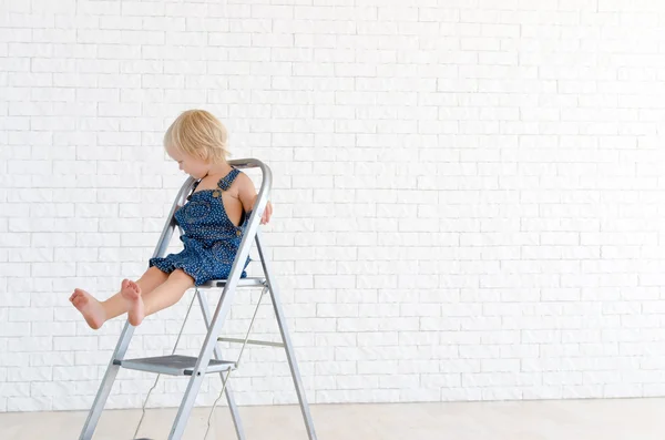 Meisje op de ladder — Stockfoto