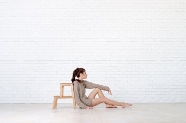 Güzel esmer kadınla ahşap sandalye