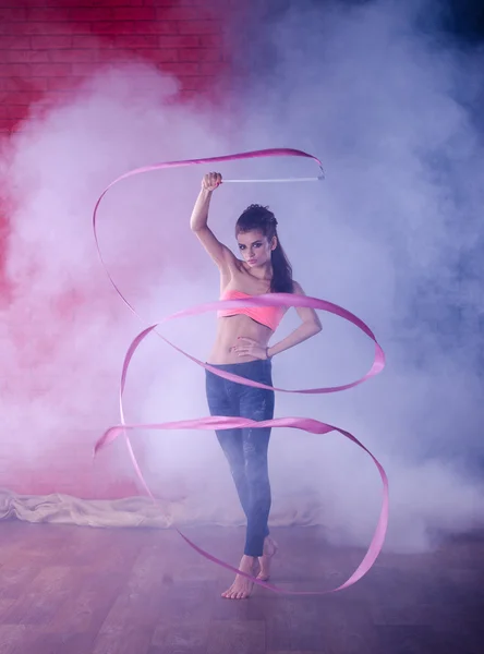 Linda chica bailando con cinta — Foto de Stock