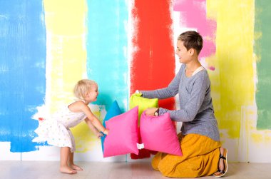 Anne ve kızı yastık kavgası var