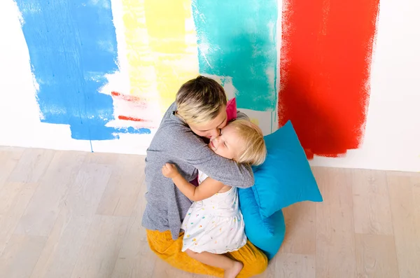 Moeder en dochter knuffelen — Stockfoto