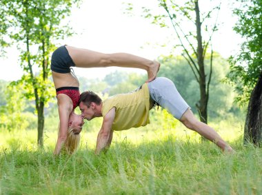 Çift pratik acroyoga 