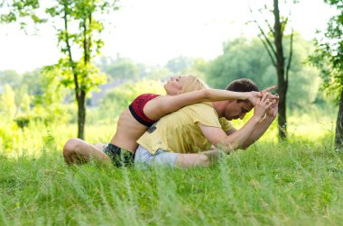 Çift pratik acroyoga