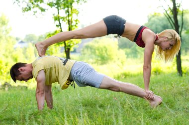 Çift pratik acroyoga