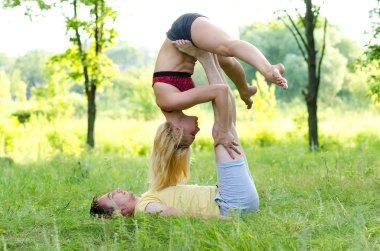 Çift pratik acroyoga