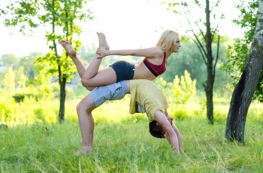 Çift pratik acroyoga