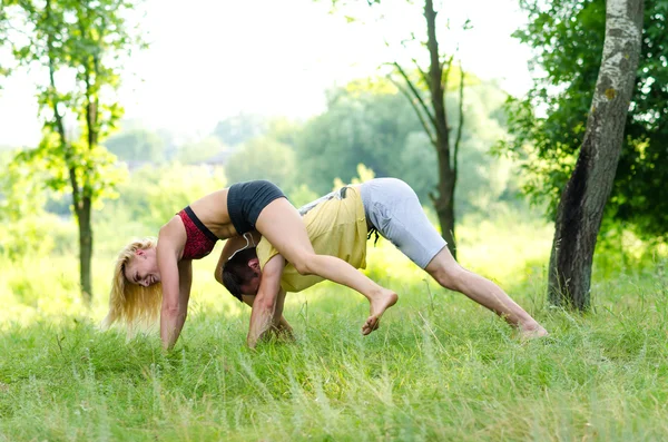 Paar praktiziert Akroyoga — Stockfoto