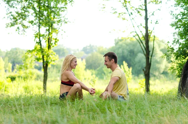 Paar praktiziert Akroyoga — Stockfoto