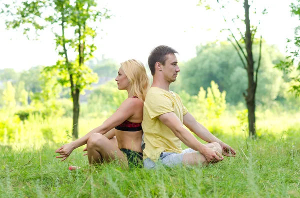 Paar praktiziert Akroyoga — Stockfoto