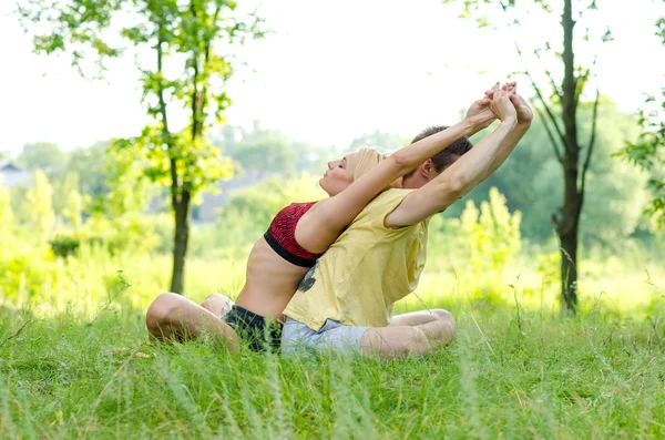 Пара практикуючих acroyoga — стокове фото