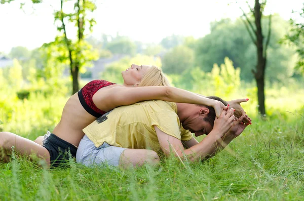 Paar beoefenen acroyoga — Stockfoto