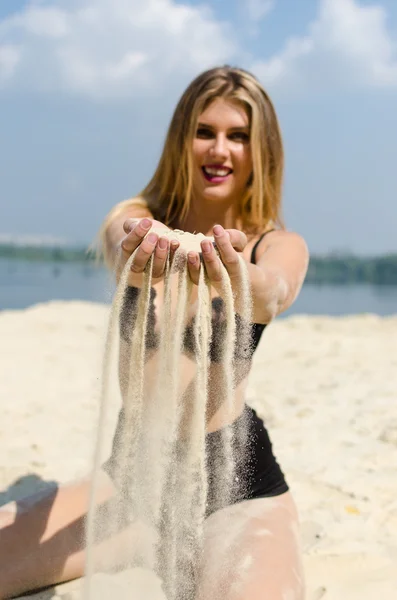 Vrouw giet zand — Stockfoto